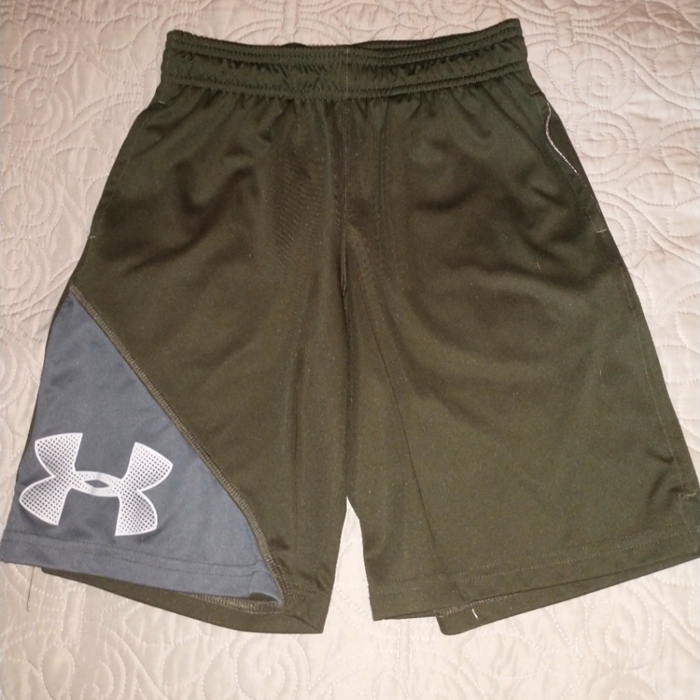 Kids medium Under Armour shorts green